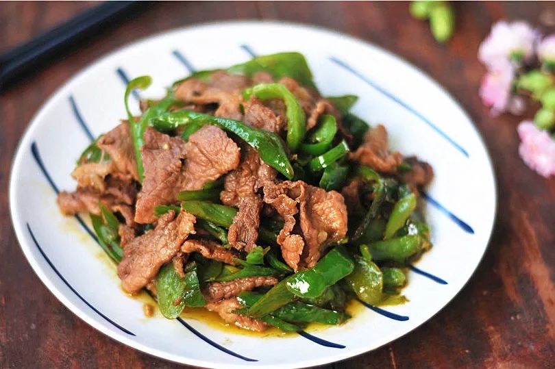 孜然炒肉,有着烤肉的香味,但又比烤肉的味道清新一些,非常的下饭.