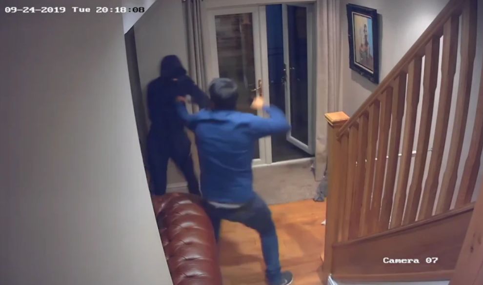 歹徒入室抢劫不成反被屋主打的落花流水