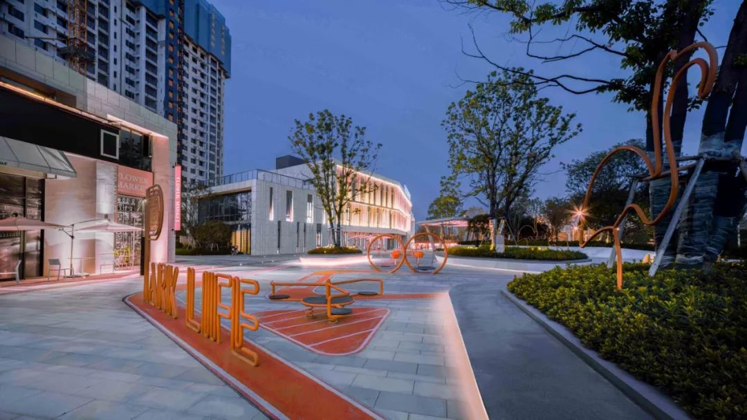 武汉活力的珊瑚橙,故事化的艺术雕塑,营造一个活力无限的社区商业景观