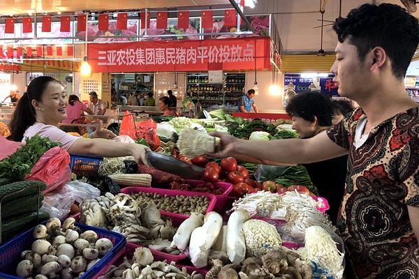 三亚首家平价农贸市场开业 菜园子直通菜篮子让市民省票子