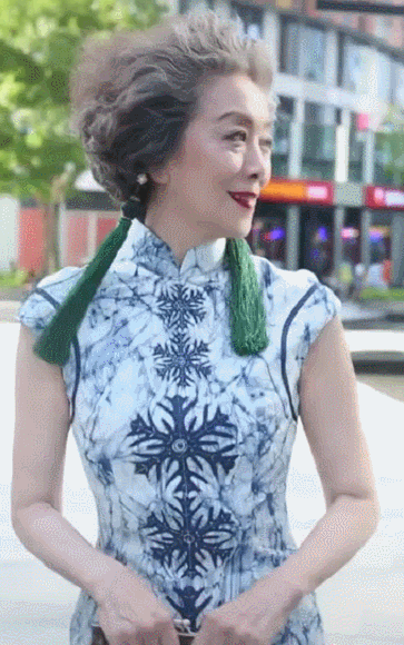 中国奶奶穿旗袍出门炸街惊艳巴黎白发戴花君莫笑岁月从不败美人