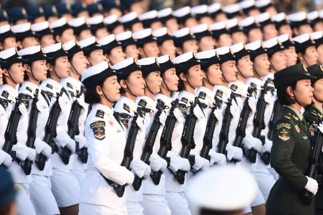 天空藍,藏青黃,橄欖綠,在閱兵徒步方隊中,女兵方隊首次以掛槍形式