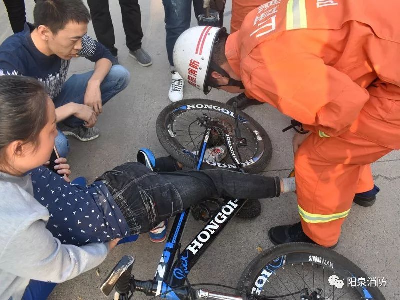 现场小孩痛苦不堪,疼的在母亲怀里哭叫的撕心裂肺,根据现场情况,消防