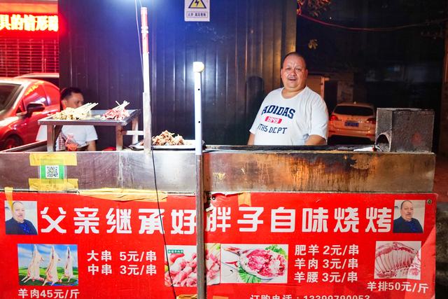 桂林最好吃的烤串,是这个摆了15年的路边摊,胖老板220斤很亲切_烧烤