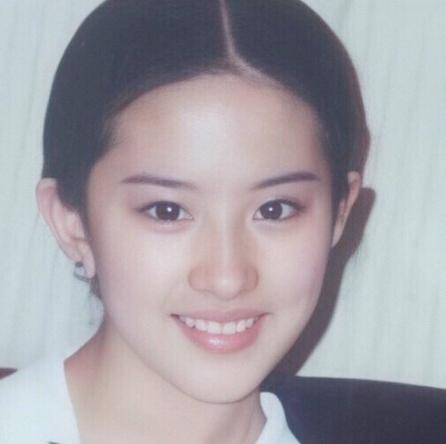 原创刘亦菲近照曝光,惊现方脸,这难道是人近中年逃不过的诅咒?