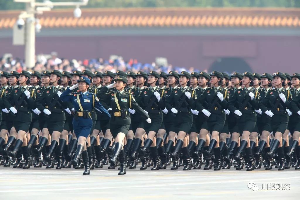 英姿飒爽的女兵方队走过来了,领队是二位女将军程晓健少将,唐冰少将.