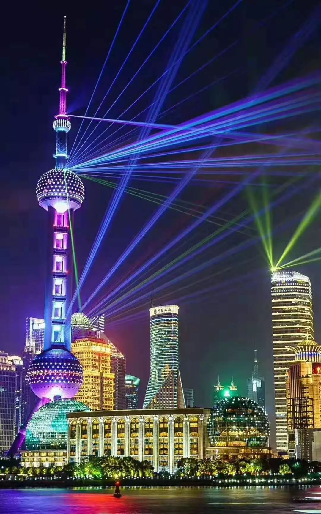 上海之夜黄浦江景观照明打造具有上海特色光影秀