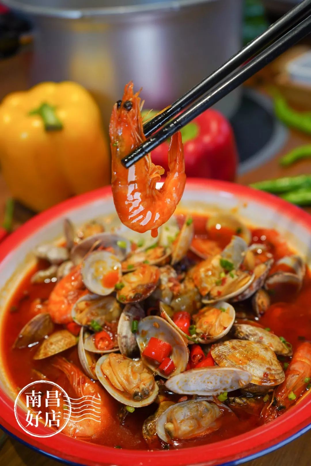 花甲和虾确实很新鲜 每一只花甲都被精心处理过 秘制酱汁炒花甲盏的