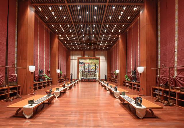 餐厅内还提供各式汉服体验,可以身着古装穿越到那个时空,感受一下古人