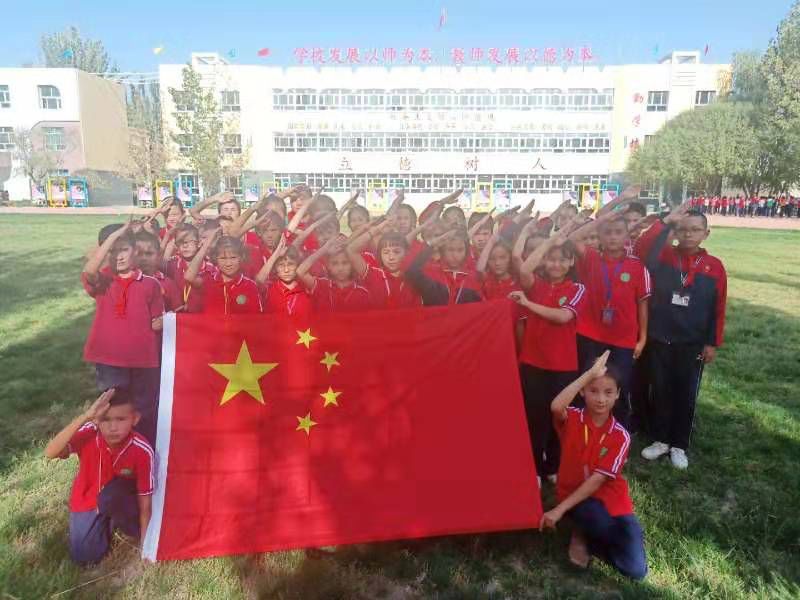 小学少先队柯坪县大学生志愿服务西部计划志愿者祝祖国母亲生日快乐