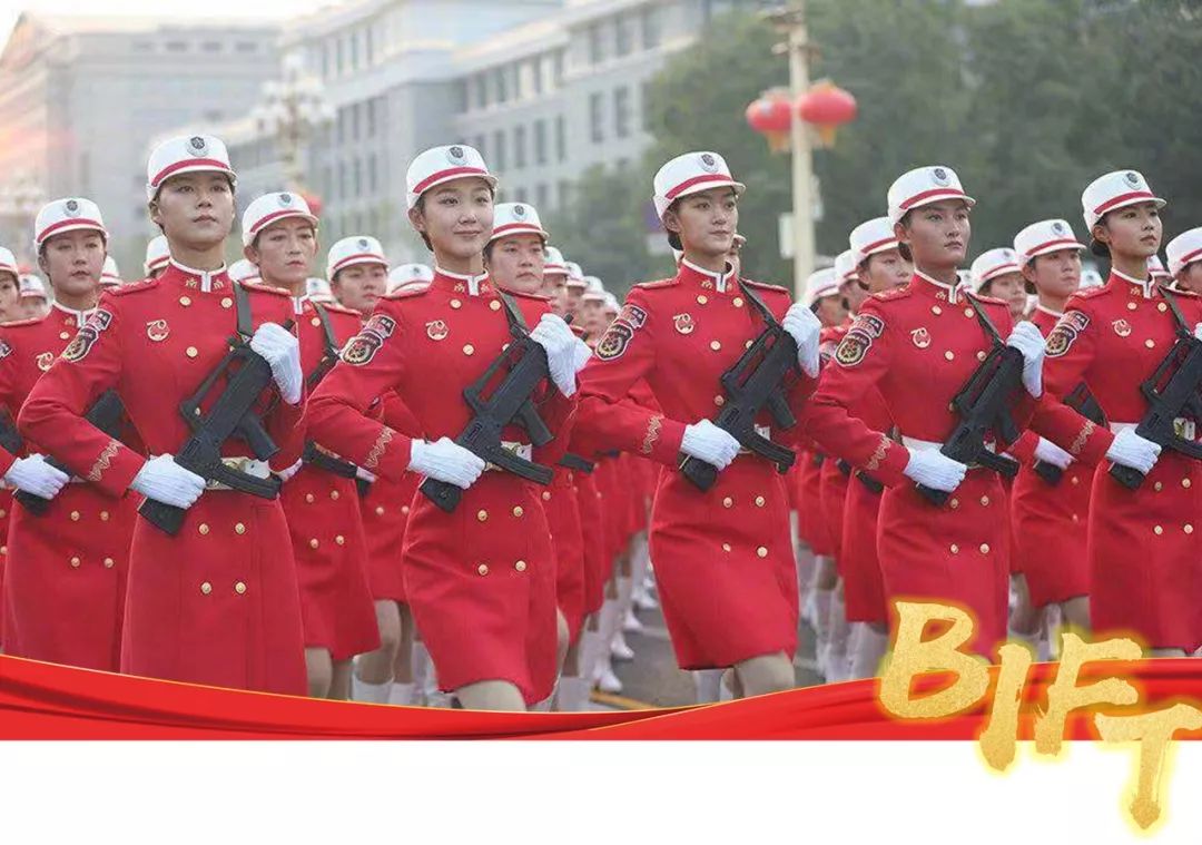 与群众游行方阵服装的丰富多彩不同,女民兵方阵对整齐度的要求较高.