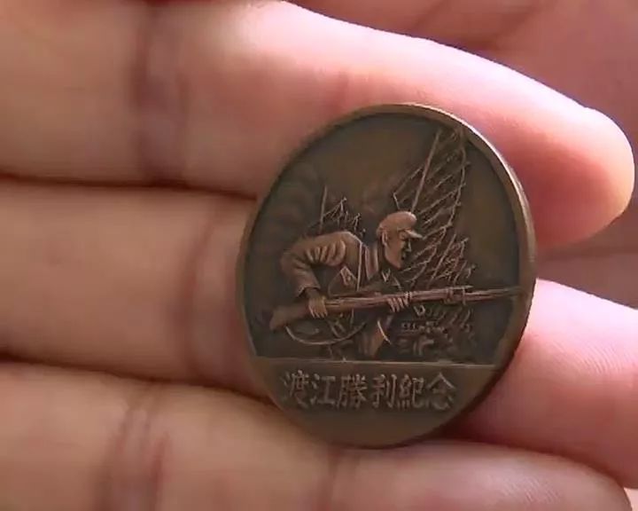 市民 李学信:都是步枪啊机关枪啊,敌人飞机来了就三四个人一起打,机枪