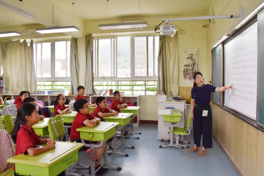 这节班会课上,她给孩子们分享了一个视频.