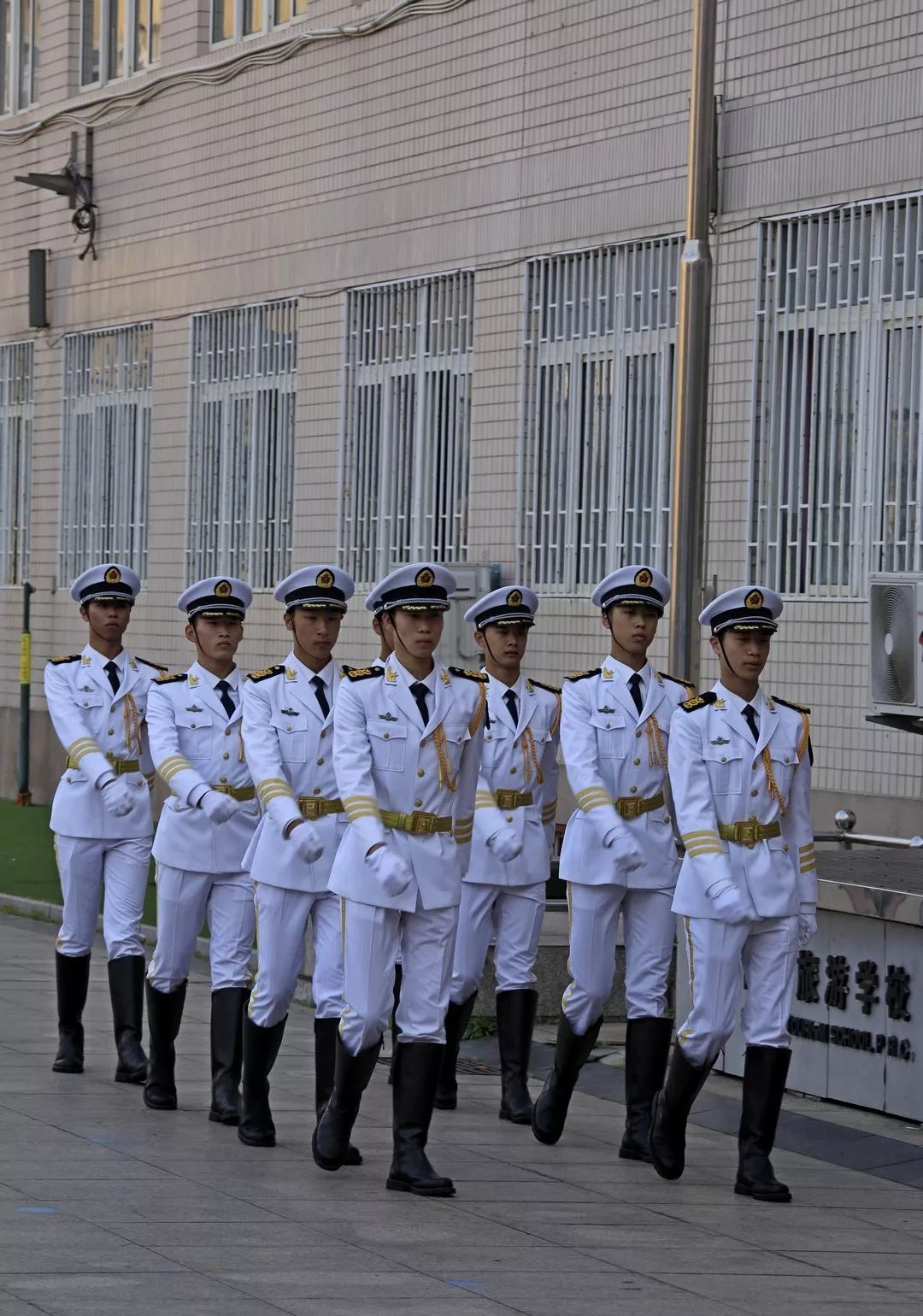 旅校庆国庆青岛旅游学校举行庆祝新中国成立70周年主题升旗仪式