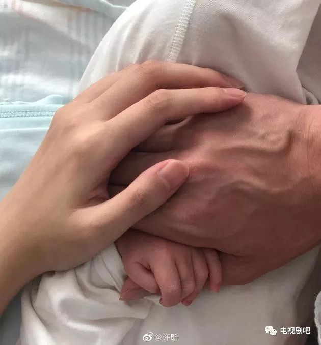 8月许昕与交往多年的女友姚彦恋情曝光,11月在杨宗纬演唱会上求婚成功