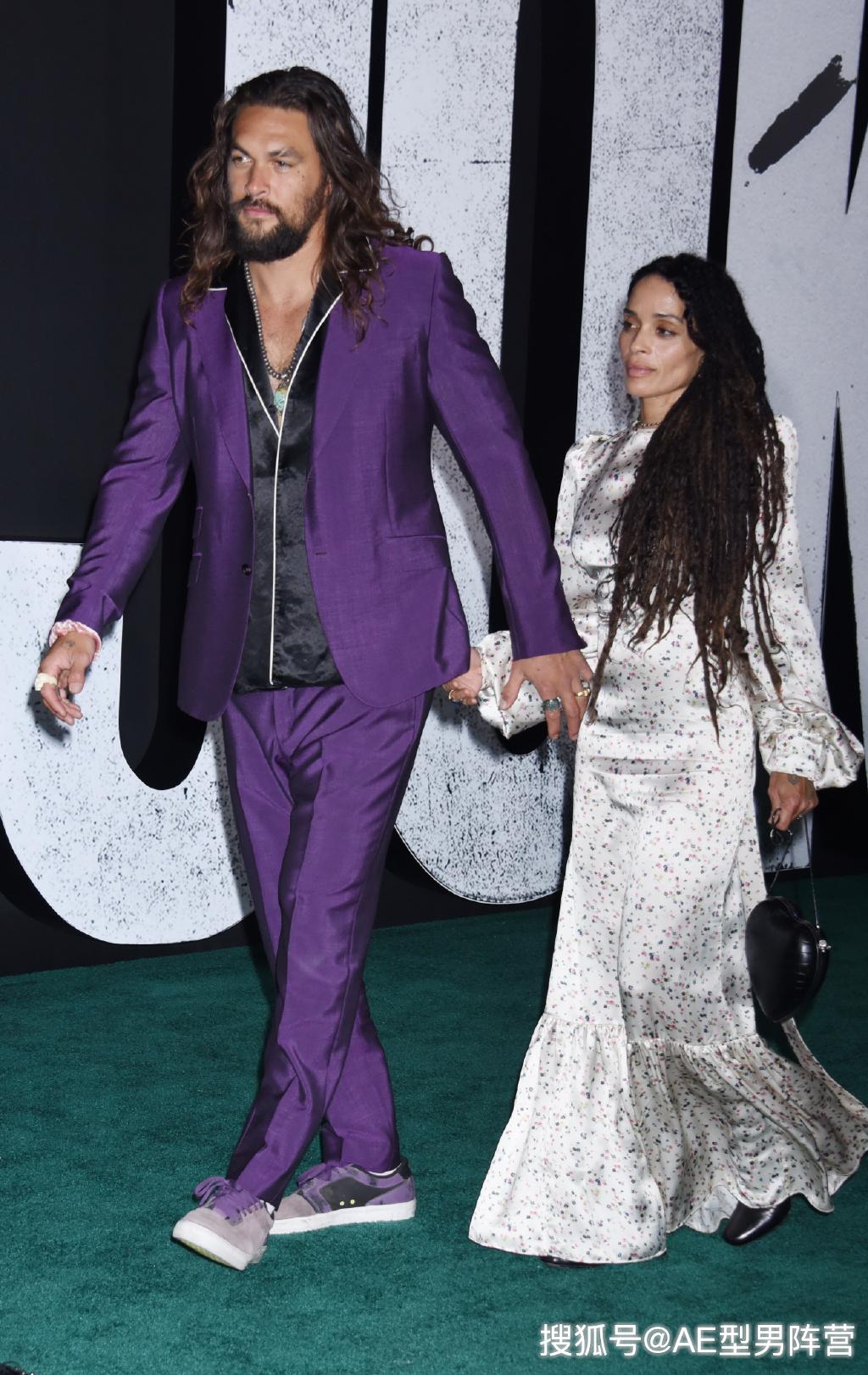 海王杰森·莫玛和妻子现身活动!193硬汉 骚紫色西装,太酷了