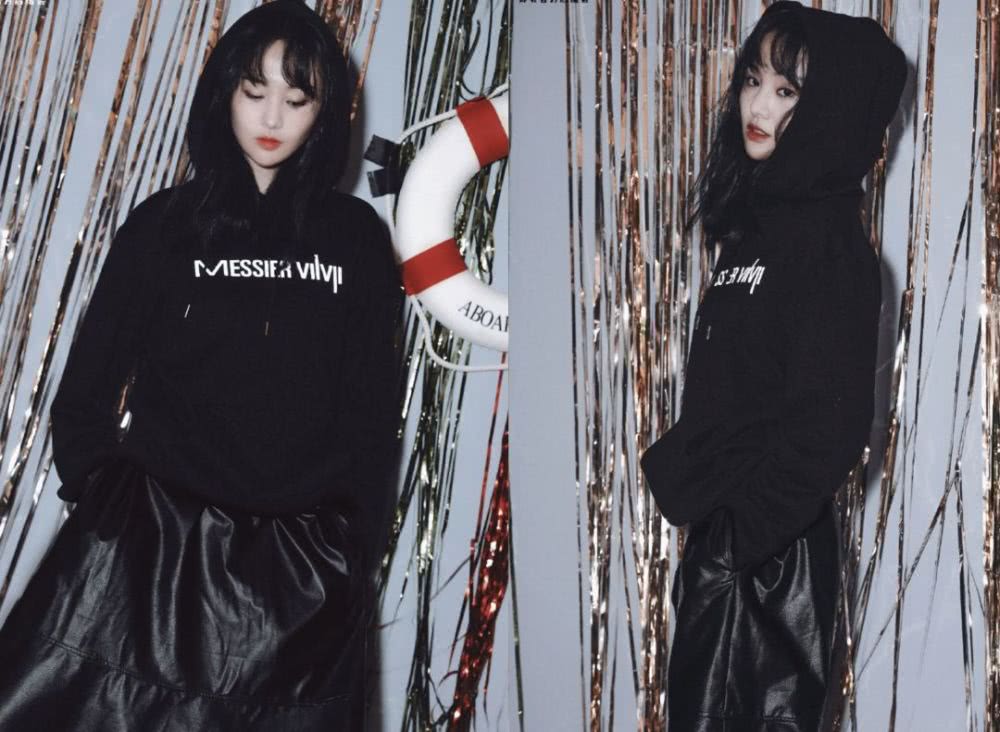 私下的郑爽是截然不同的鬼马精怪女孩,长款的皮裙会比短款皮裙少了一