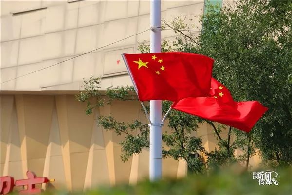 扮靓滨城迎国庆 | 营口处处"中国红"_五星红旗