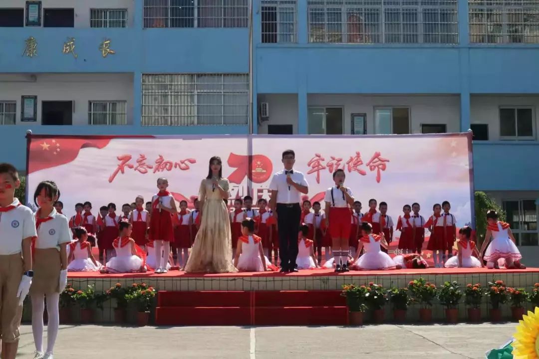 9月24日,金风送爽,景德镇市第十一小学到处洋溢着灿烂的笑容,耳边回荡
