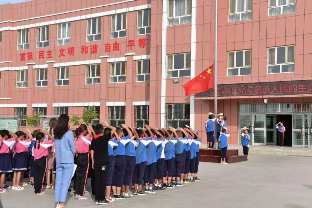 新疆哈密幸福村小学:我爱你中国 摄影:张军济南育文中学:欢度国庆,向