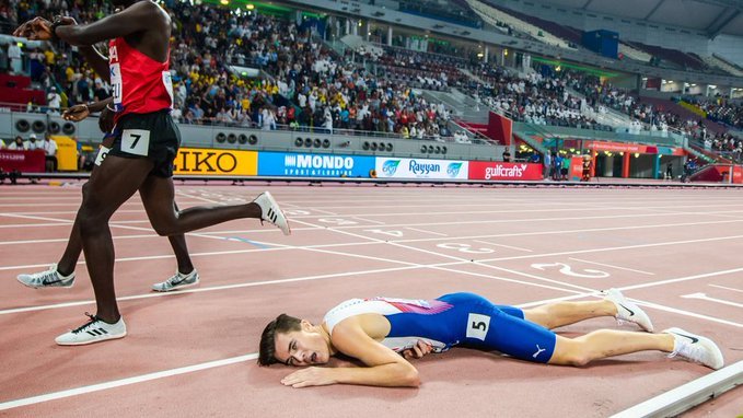 19岁白人小伙5000米力战5名黑人,一度领先,最后跑蹦 冲线后累瘫