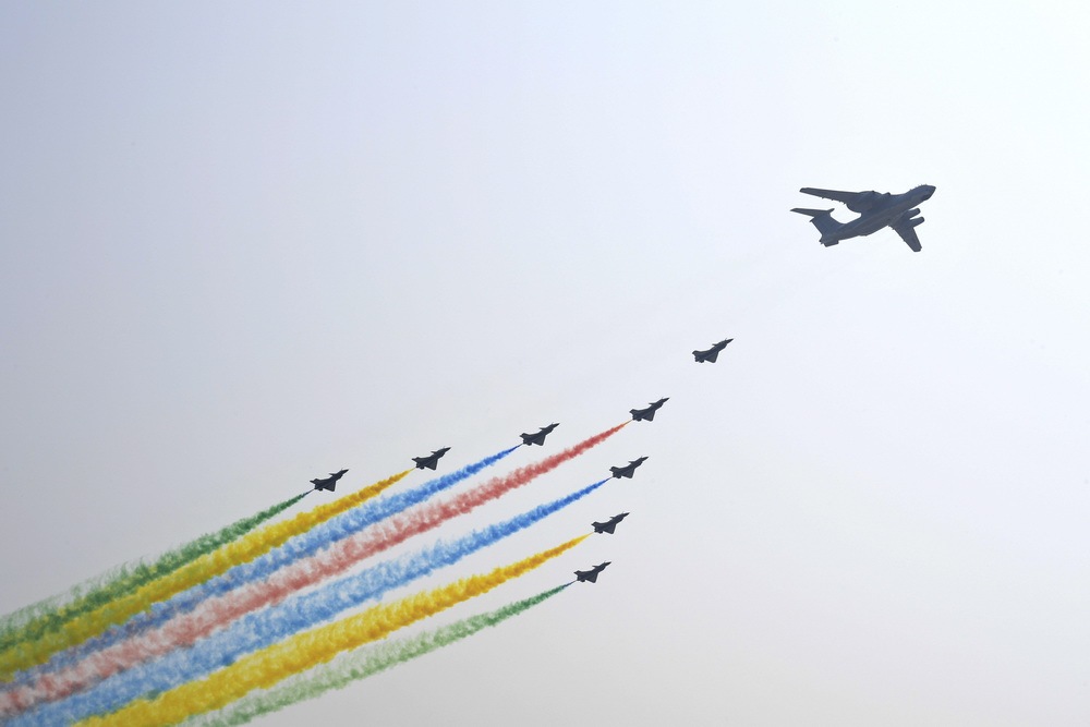 领队机梯队.新华社记者范培珅摄