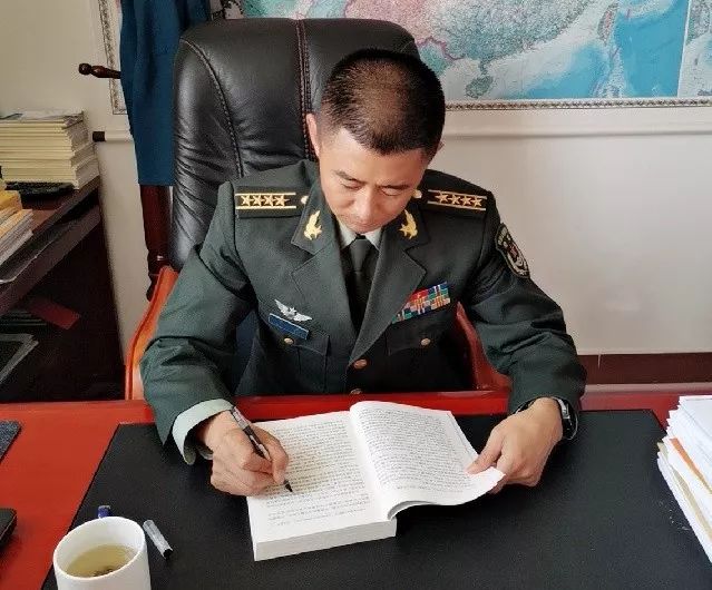 各位小伙伴是不是想知道我们陈旅长在阅兵上担任什么职务那咱们就得