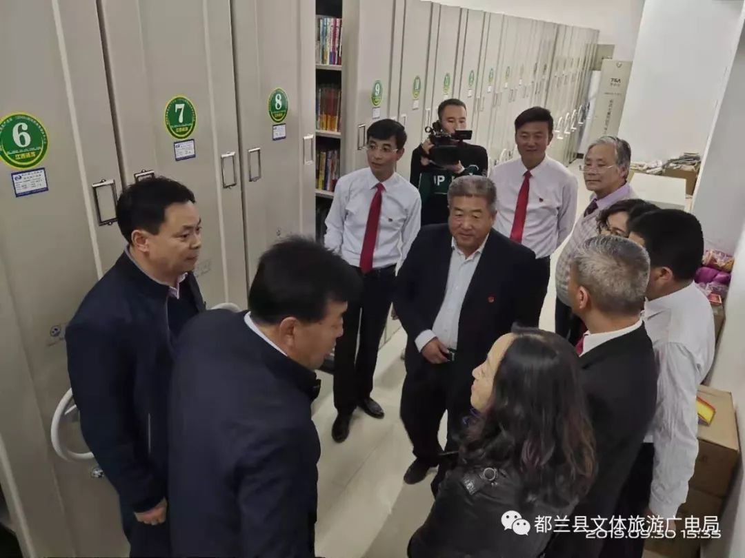县委书记焦胜章,县长马永安带领县级领导干部参观文体设施