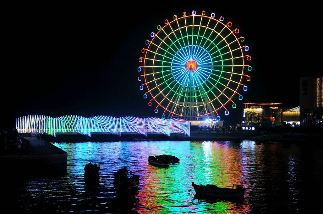 国庆长假去哪?唐岛湾网红彩虹桥,坐摩天轮赏夜景