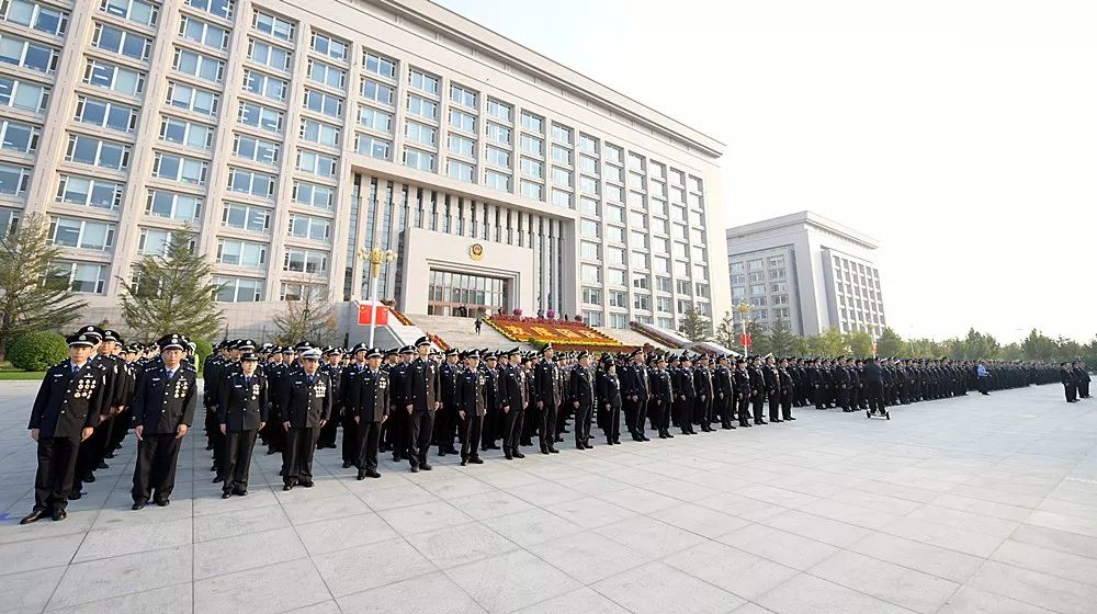 天津市公安局隆重举行升国旗仪式