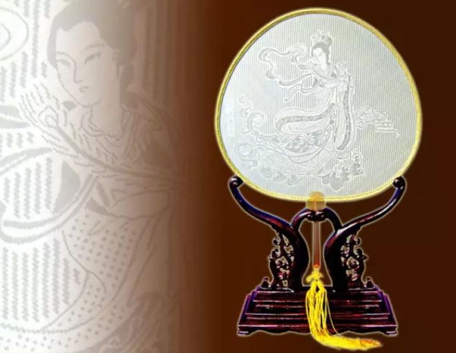 把轻盈精致的小扇,《看四川》杂志有幸采访到了龚扇第五代传承人龚倩