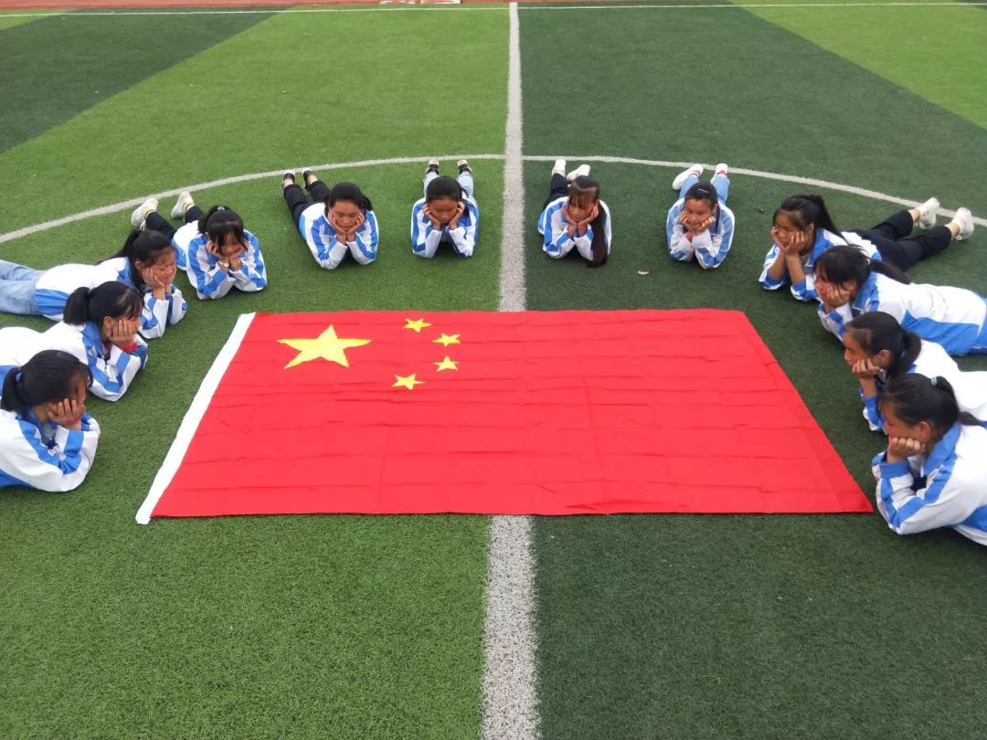 织金县共青团员少先队员展爱国风采