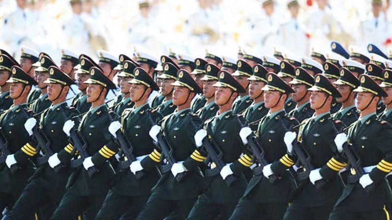 阅兵式是阅兵者从受阅部队队列前通过,进行检阅的仪式.