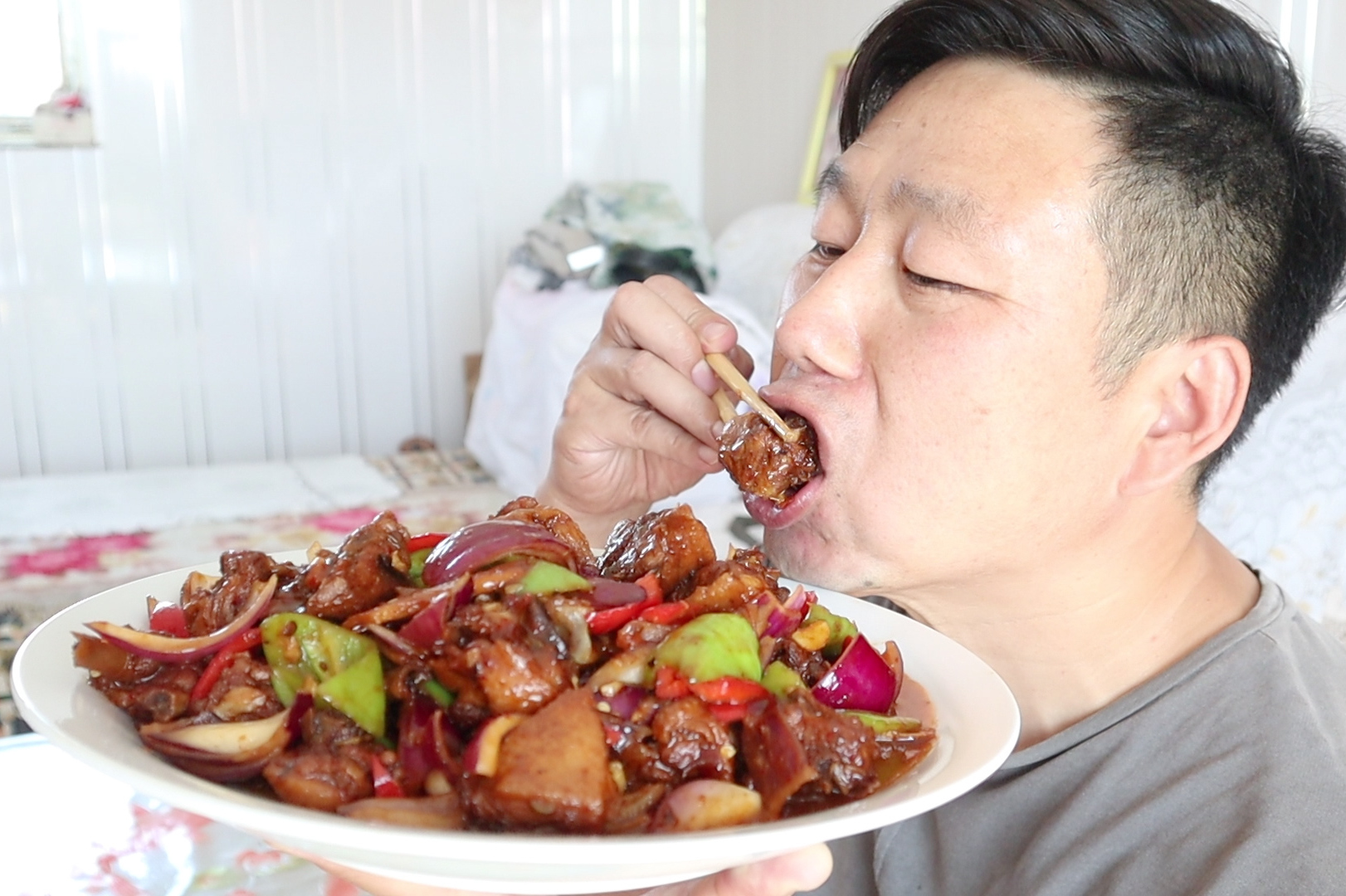 铁蛋儿今天做了火遍南北的啤酒鸭香辣过瘾一次一大盘不够吃