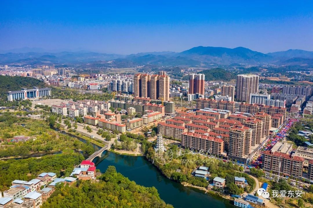 今天东安县城赶社人真多航拍视频照片