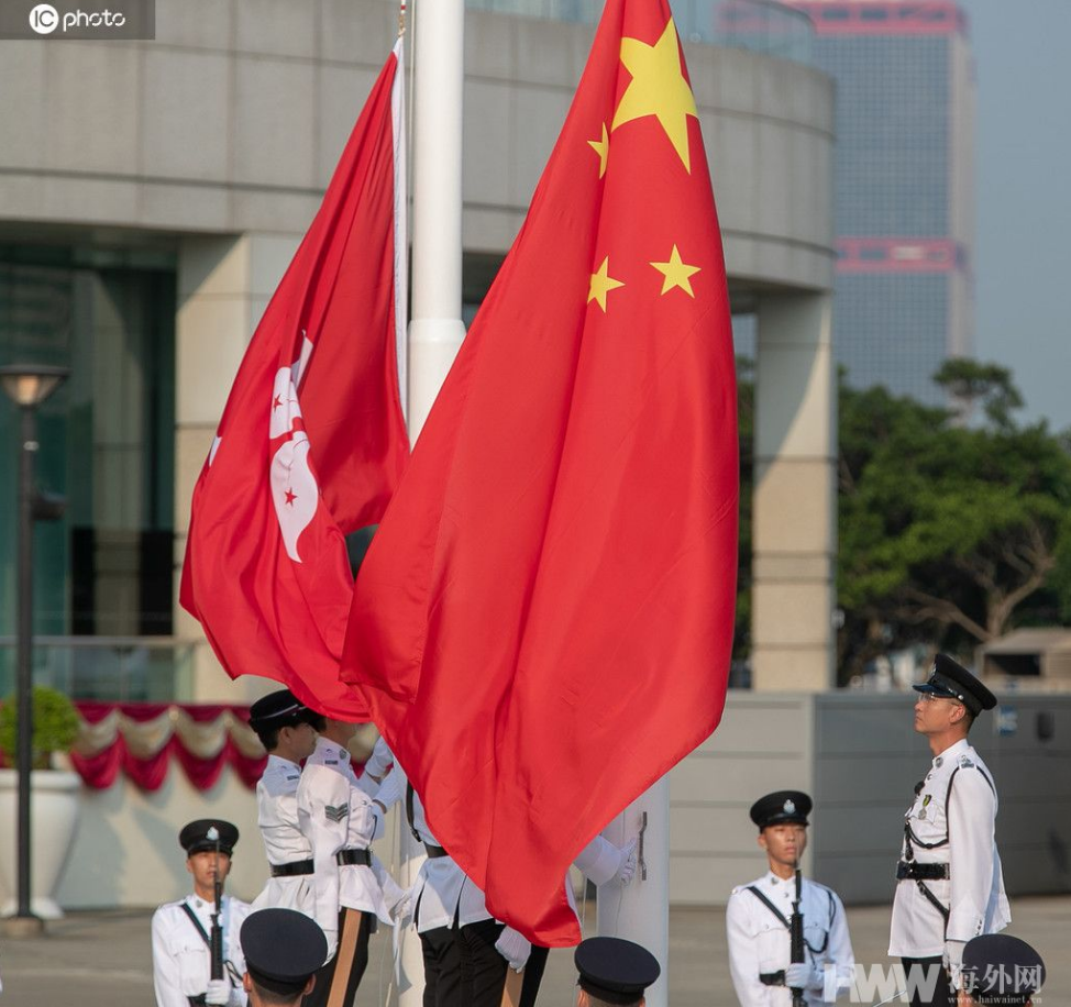 今晨8时整,香港金紫荆广场举行庄严的国庆升旗仪式,国旗和香港特别