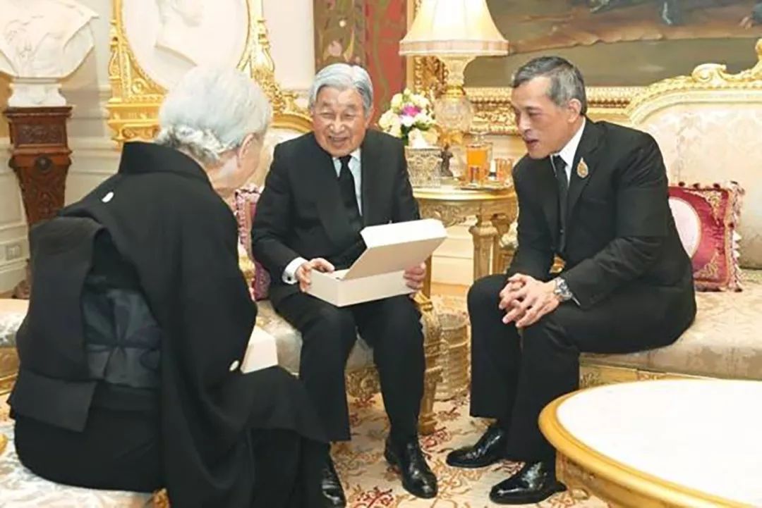 2年前日本天皇访泰玛哈国王独自招待再没有西拉米的惊艳一瞥