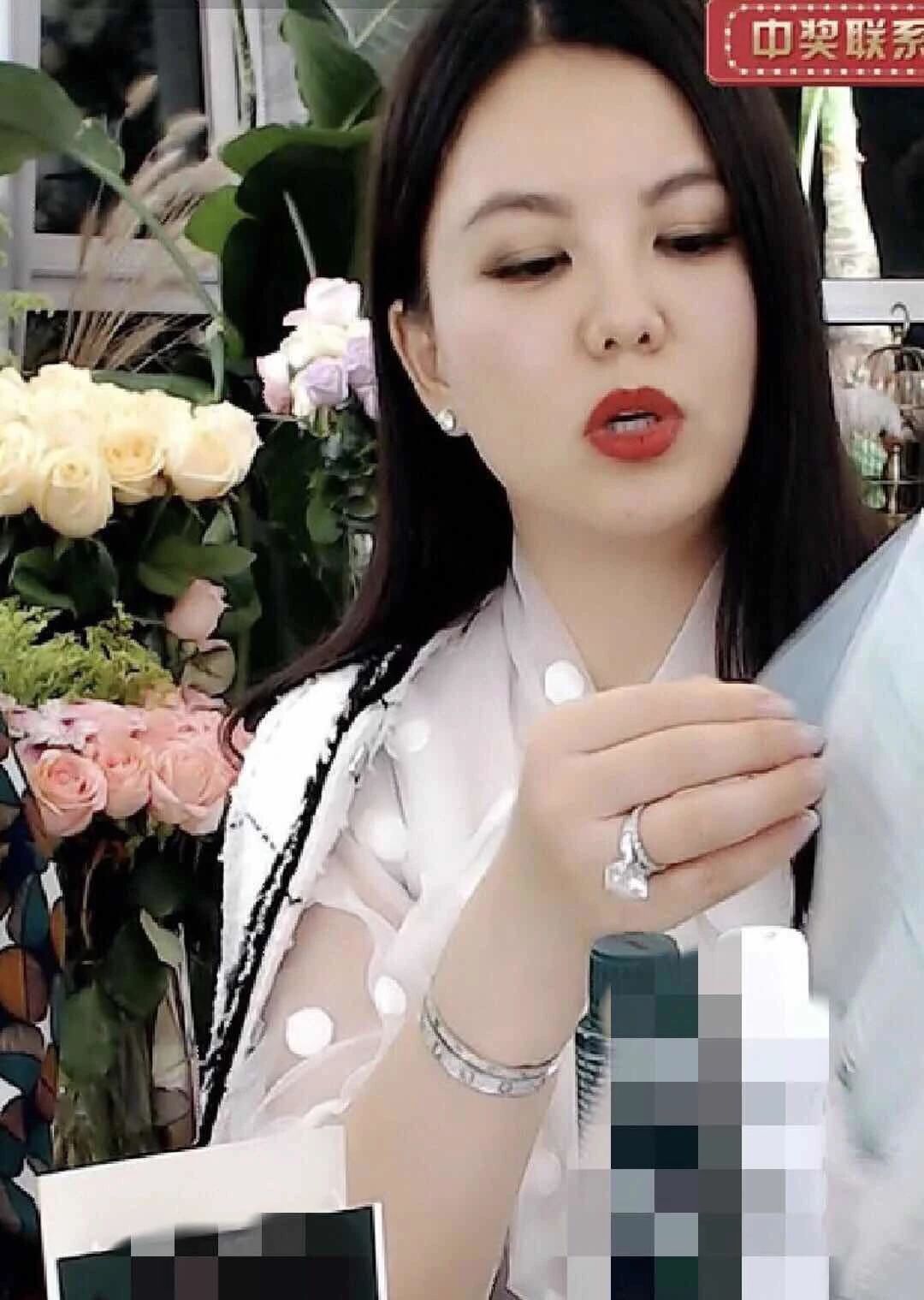 李湘直播炫耀大钻戒,无奈人外有人,和向太比输惨了!