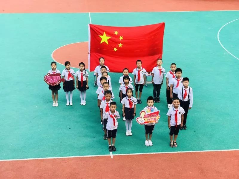 织金县共青团员少先队员展爱国风采