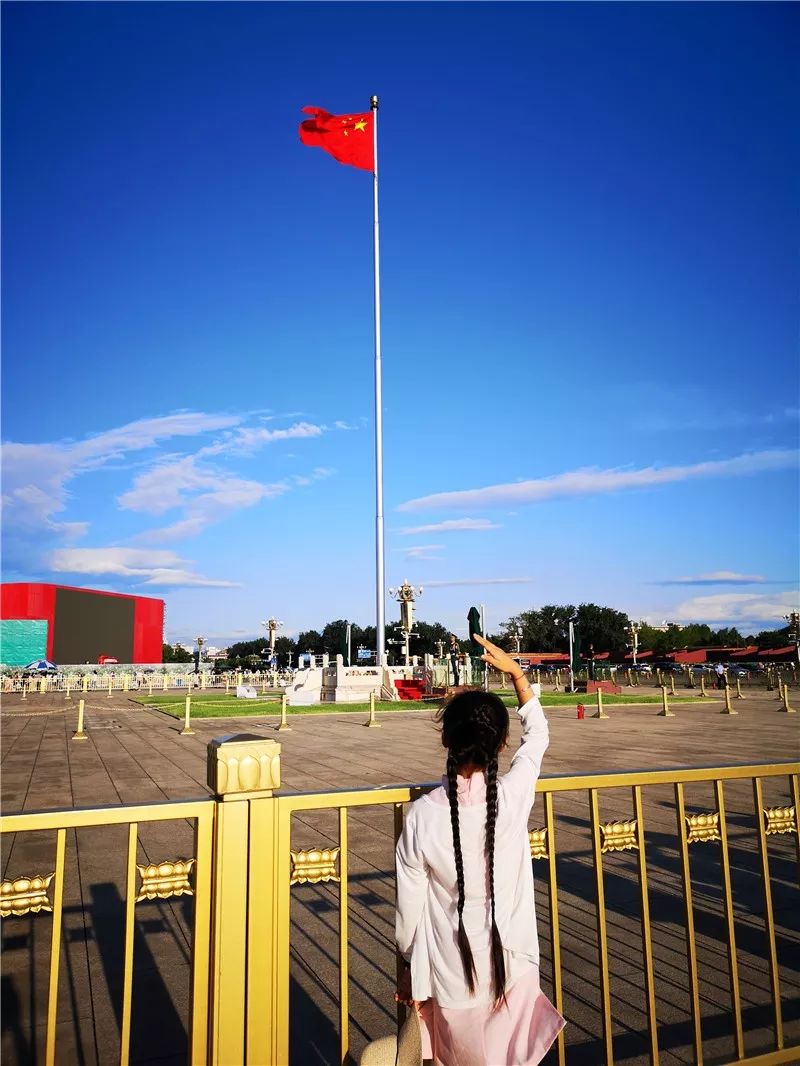 我和国旗合个影看胜采人的集体告白