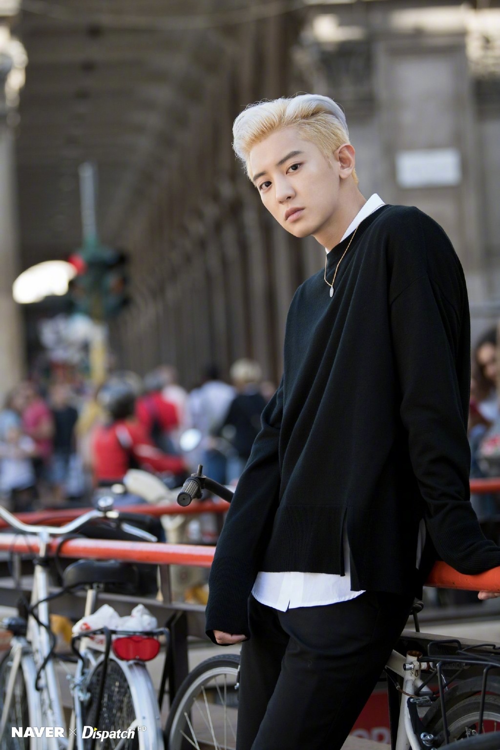 画报小王子灿烈米兰街头画报帅气来袭