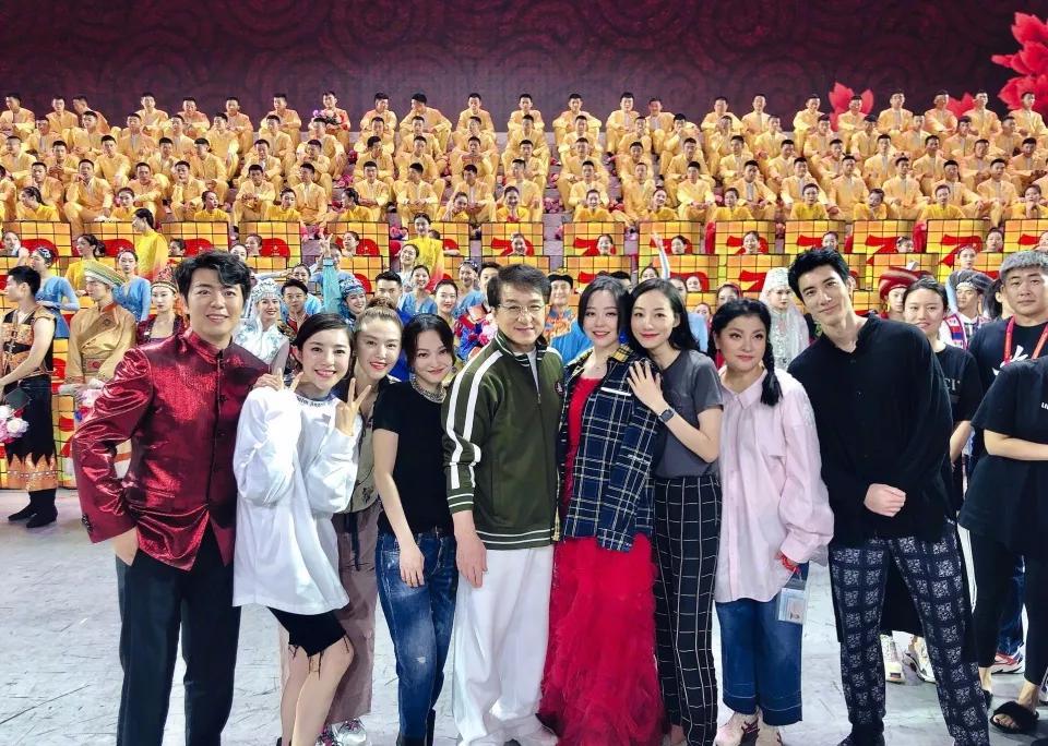 张韶涵晒图感慨圈内情,与韩雪张靓颖同框,年龄最大却最嫩