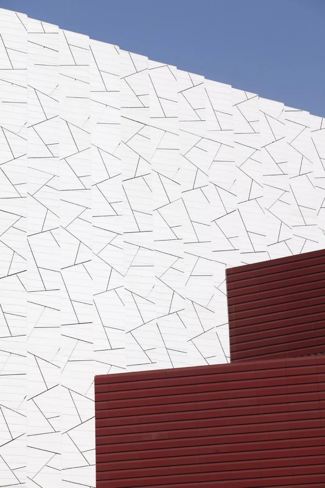 远看仿似书画宣纸的竖向折叠形态,近看釉面细藏冰裂纹的肌理