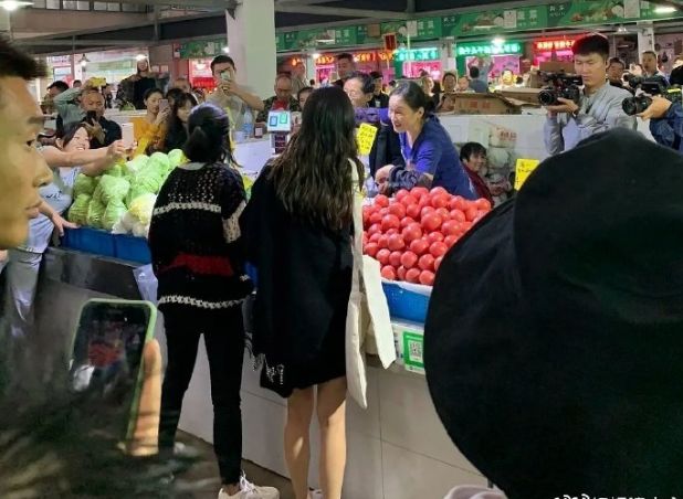 网友偶遇angelababy和闺蜜在菜市场买菜皮肤白嫩大长腿瞩目