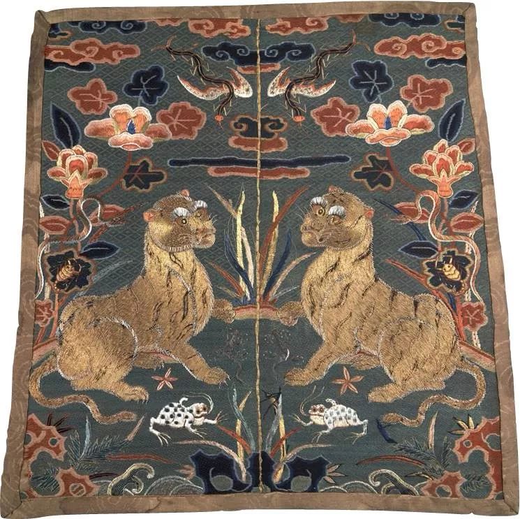 明代端午节吉服的图案设计是"五毒艾虎补子",蝎子,蛇,壁虎,蜈蚣,蟾蜍