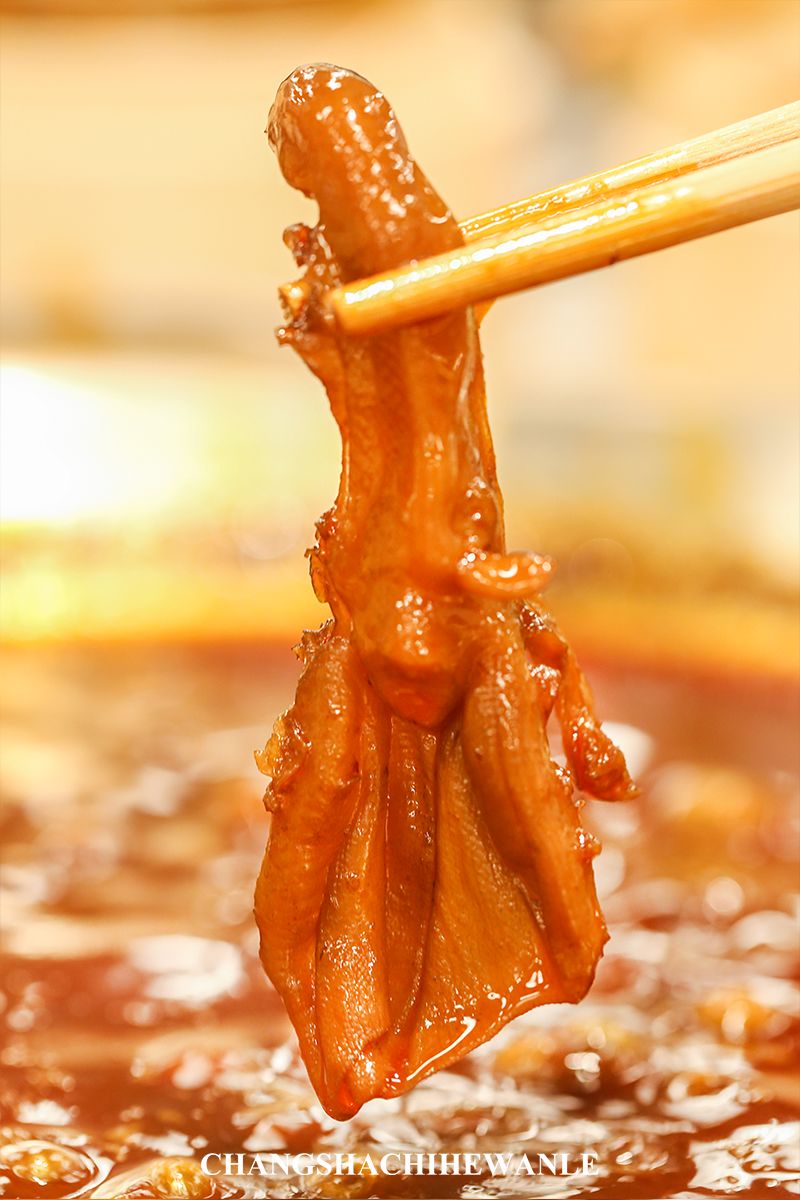 经过红油的洗礼,让鸭掌筋看起来更有食欲.