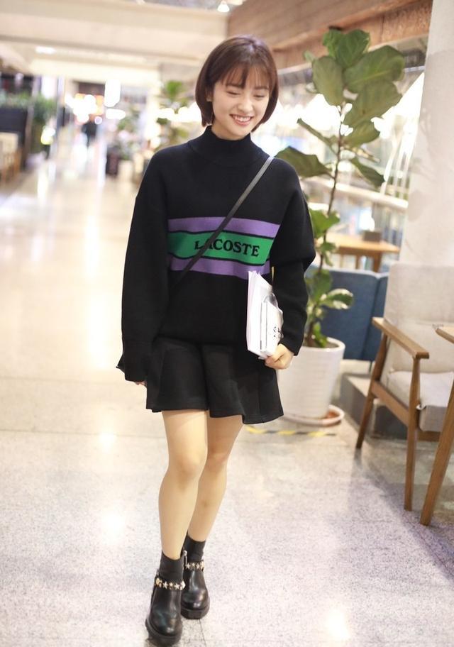 沈月机场毛衣配短裙时尚混搭星星短靴显可爱少女感十足