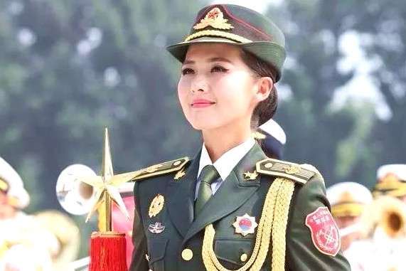 而是在阅兵直播的时候,出现在联合军乐团中的一名女指挥高远