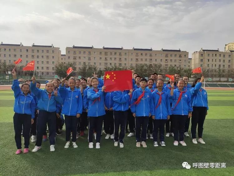 呼图壁县第五中学一个个坚定的眼神,一张张灿烂的笑脸,我们从孩子们的