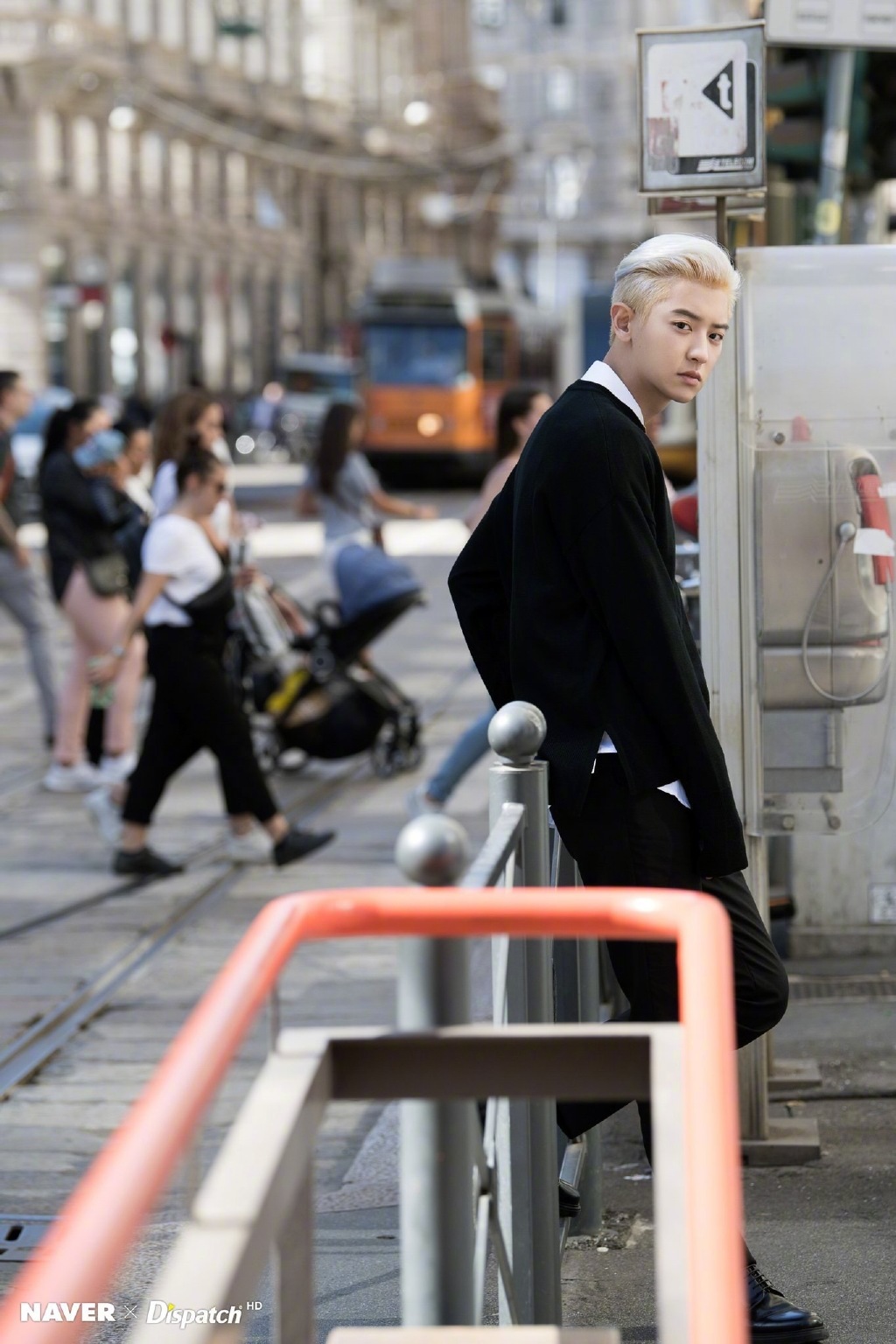 画报小王子灿烈米兰街头画报帅气来袭